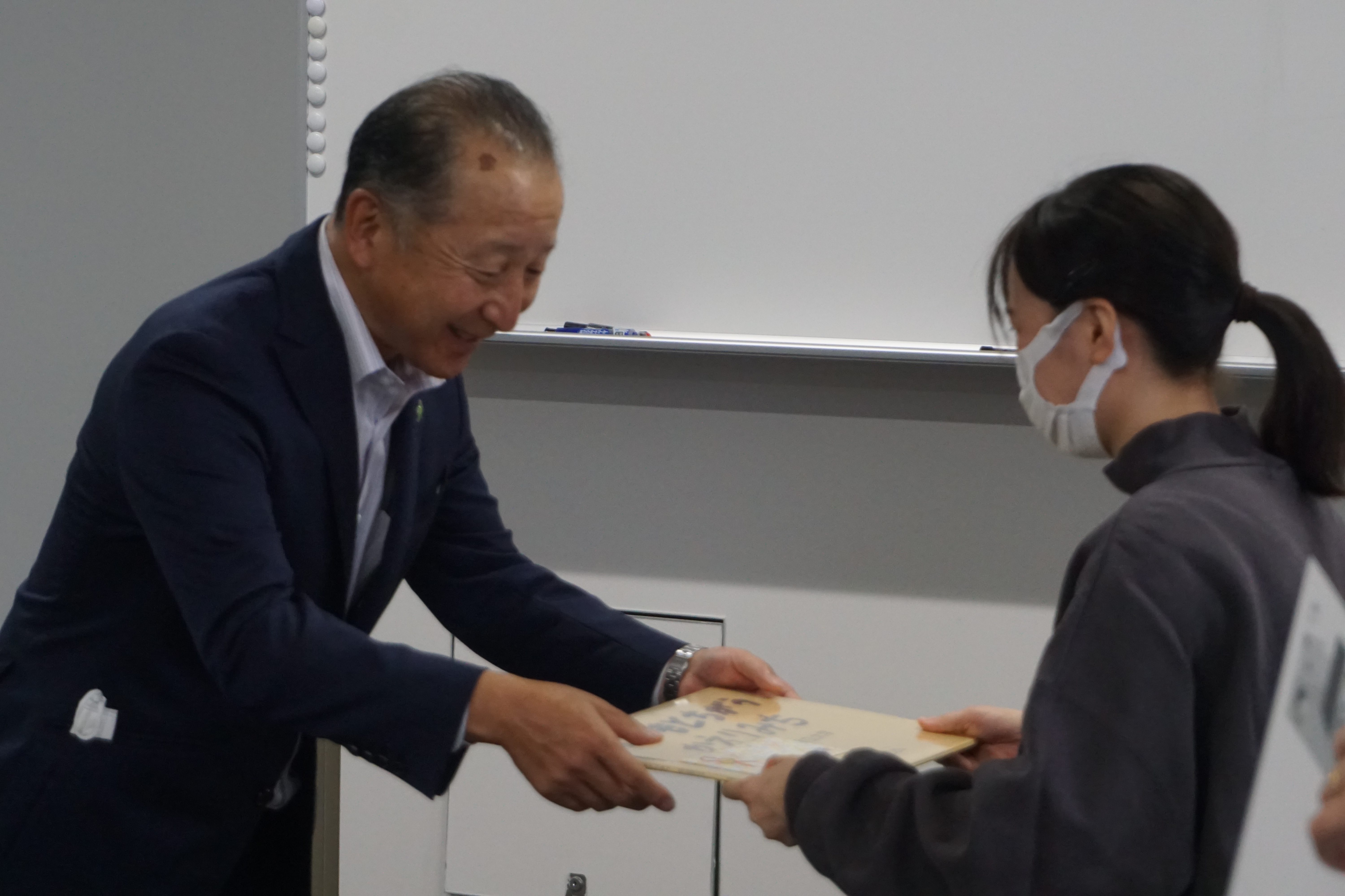 長野県労働金庫理事長から学生一人ひとりに紙芝居が贈呈されました